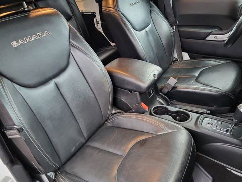 Used 2017 Jeep Wrangler Unlimited Sahara w/ Connectivity Group image 21