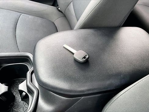 Used 2021 Toyota RAV4 LE image 10