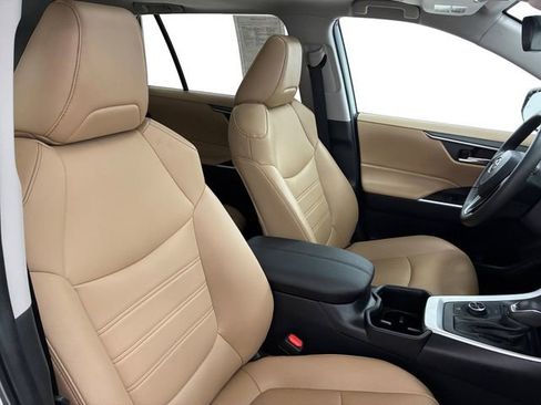 Used 2023 Toyota RAV4 XLE Premium image 14