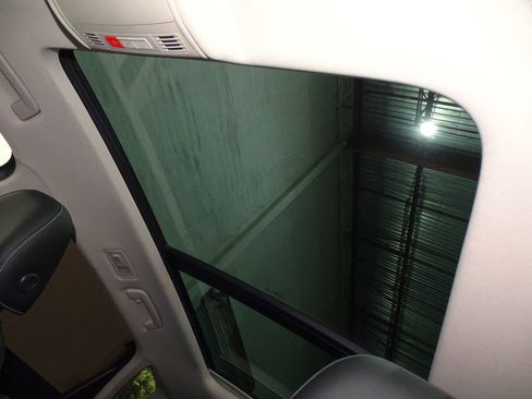 Used 2022 Volkswagen Taos SE w/ Panoramic Sunroof Package image 10