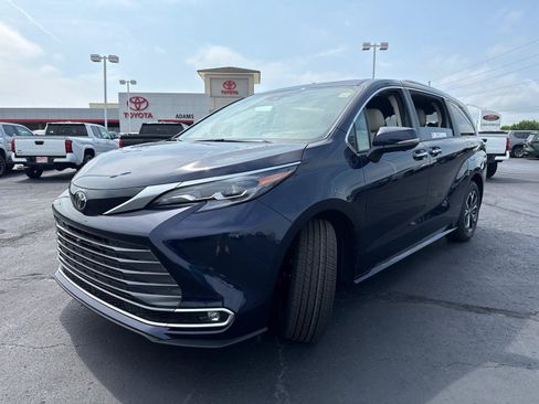 Used 2026 Toyota Sienna Platinum AWD/4WD image 4