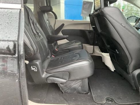 Used 2017 Chrysler Pacifica Touring-L Plus image 17