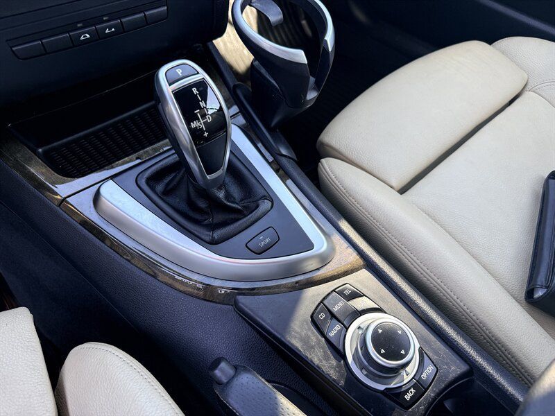 Used 2011 BMW 135i Convertible RWD image 17