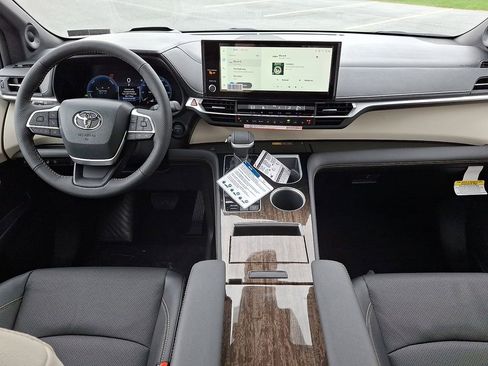 New 2026 Toyota Sienna Platinum image 11