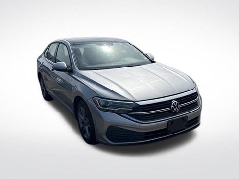 Used 2024 Volkswagen Jetta SE FWD image 3