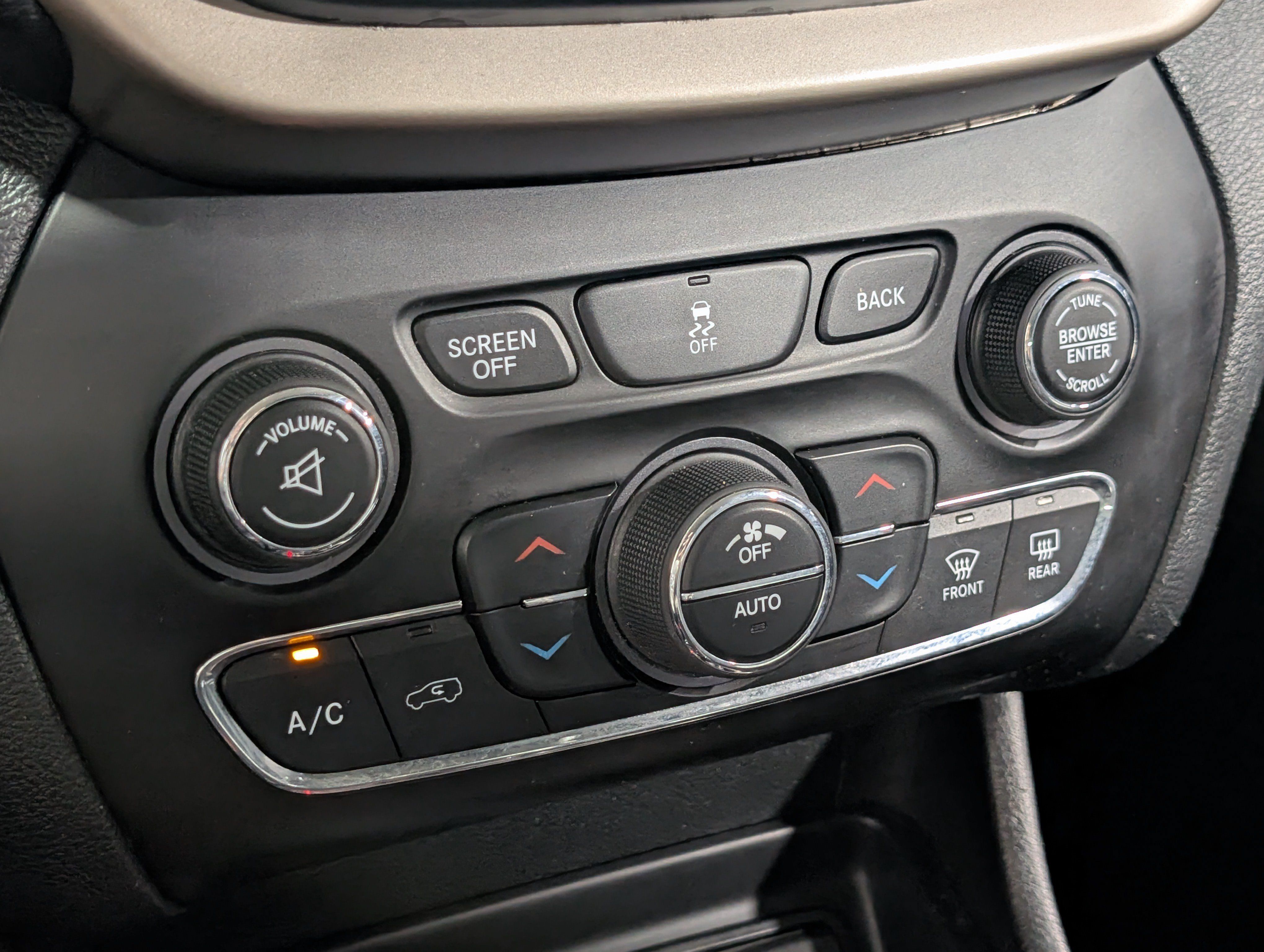 Used 2015 Jeep Cherokee Limited AWD/4WD image 18