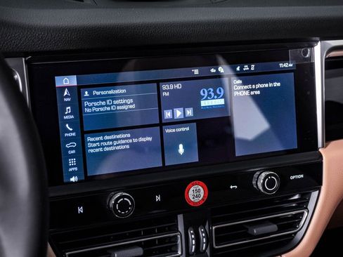 New 2026 Porsche Macan image 22