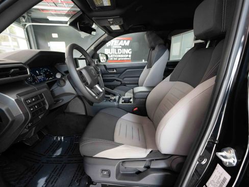 Used 2025 Toyota Tacoma TRD Off-Road image 9