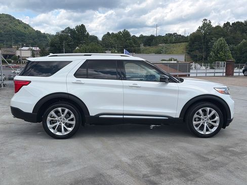 Certified 2023 Ford Explorer Platinum w/ Technology Package AWD/4WD image 2