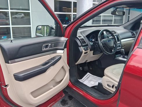Used 2018 Ford Explorer XLT w/ Equipment Group 202A FWD image 17