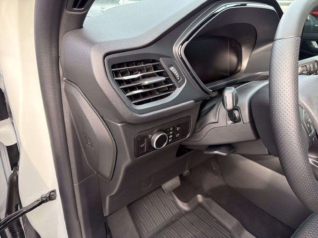Used 2025 Ford Escape ST-Line w/ Tech Pack #1 FWD image 26