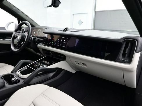 Certified 2025 Porsche Cayenne Turbo image 19