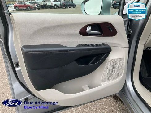 Used 2020 Chrysler Pacifica Limited image 17