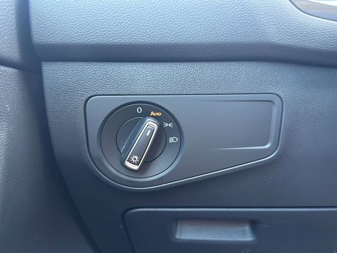 Used 2024 Volkswagen Tiguan SE w/ Panoramic Sunroof Package image 34