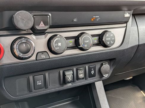 Used 2019 Toyota Tacoma TRD Sport AWD/4WD image 23