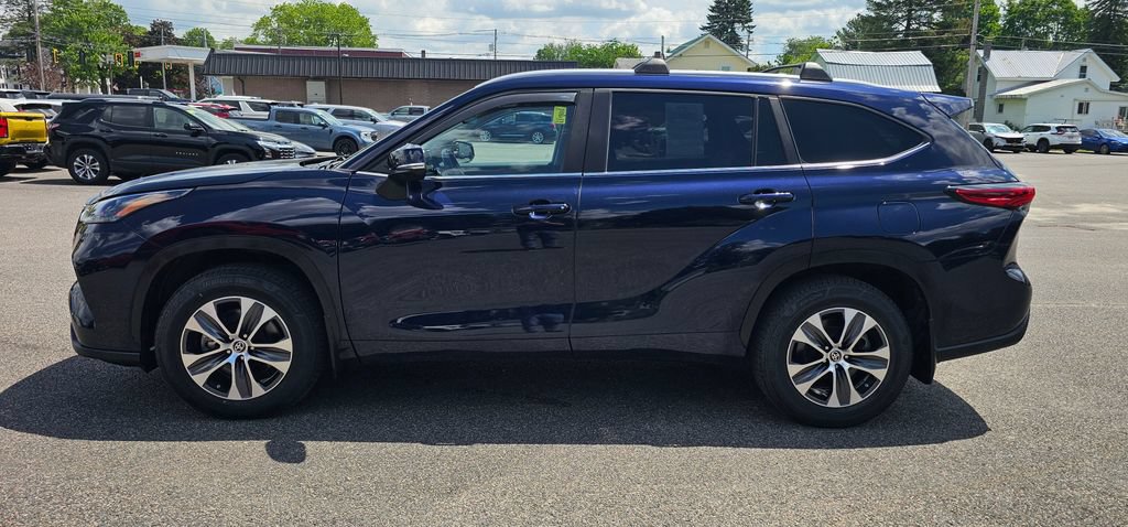 Used 2023 Toyota Highlander XLE AWD/4WD image 4