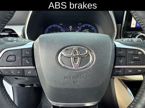 Used 2023 Toyota Highlander Platinum FWD image 9