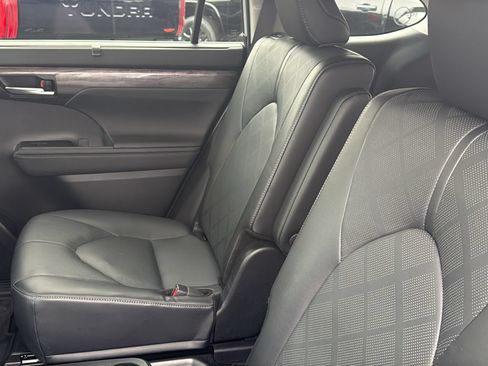 Certified 2024 Toyota Highlander Platinum AWD/4WD image 21