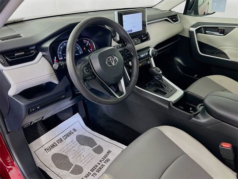 Used 2023 Toyota RAV4 XLE Premium image 9