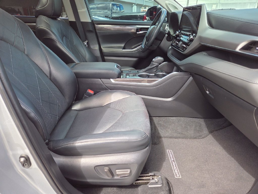 Certified 2022 Toyota Highlander Platinum FWD image 14