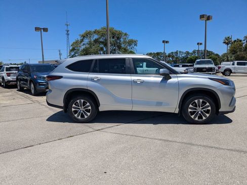 Used 2024 Toyota Highlander XLE AWD/4WD image 3