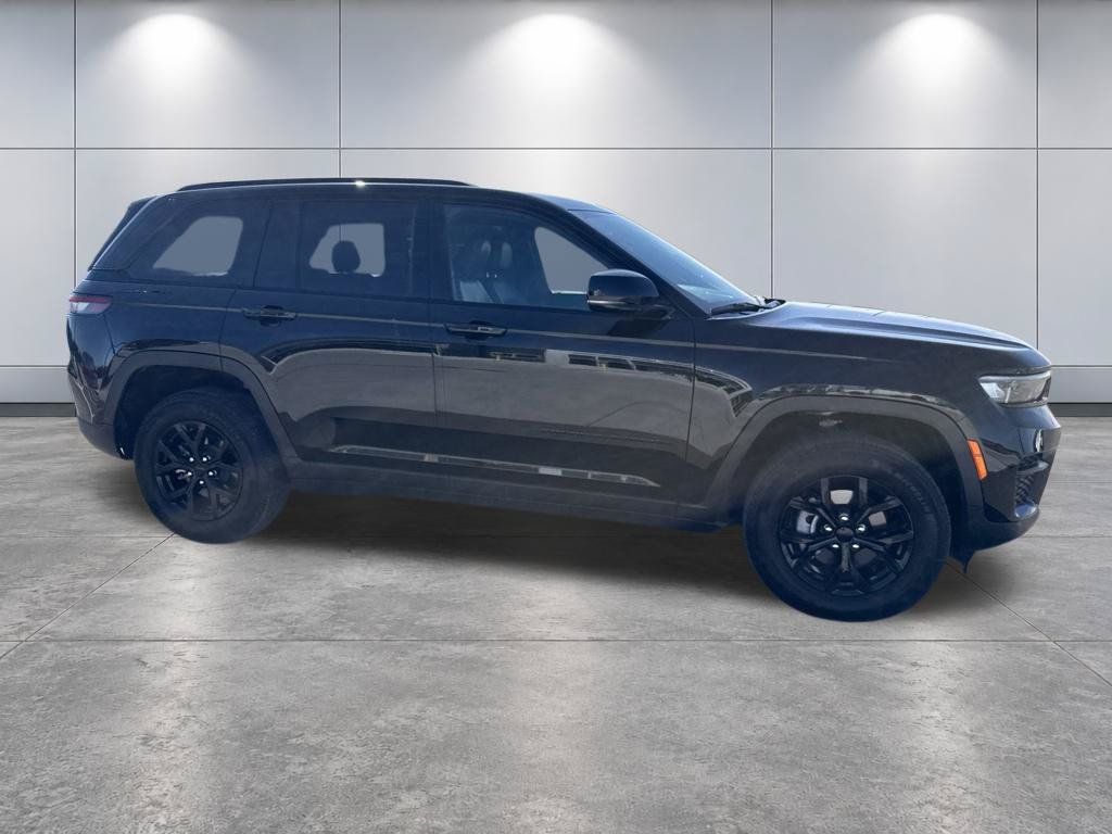 Used 2025 Jeep Grand Cherokee Altitude AWD/4WD image 34