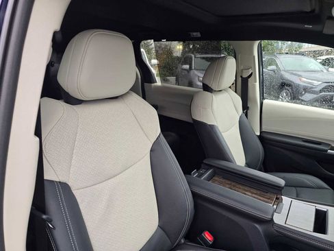 Certified 2025 Toyota Sienna Limited image 13