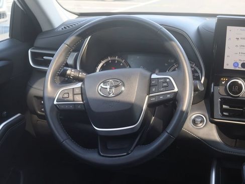 Used 2025 Toyota Highlander XLE AWD/4WD image 31