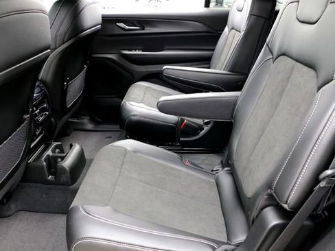 New 2025 Jeep Grand Cherokee L Laredo image 18