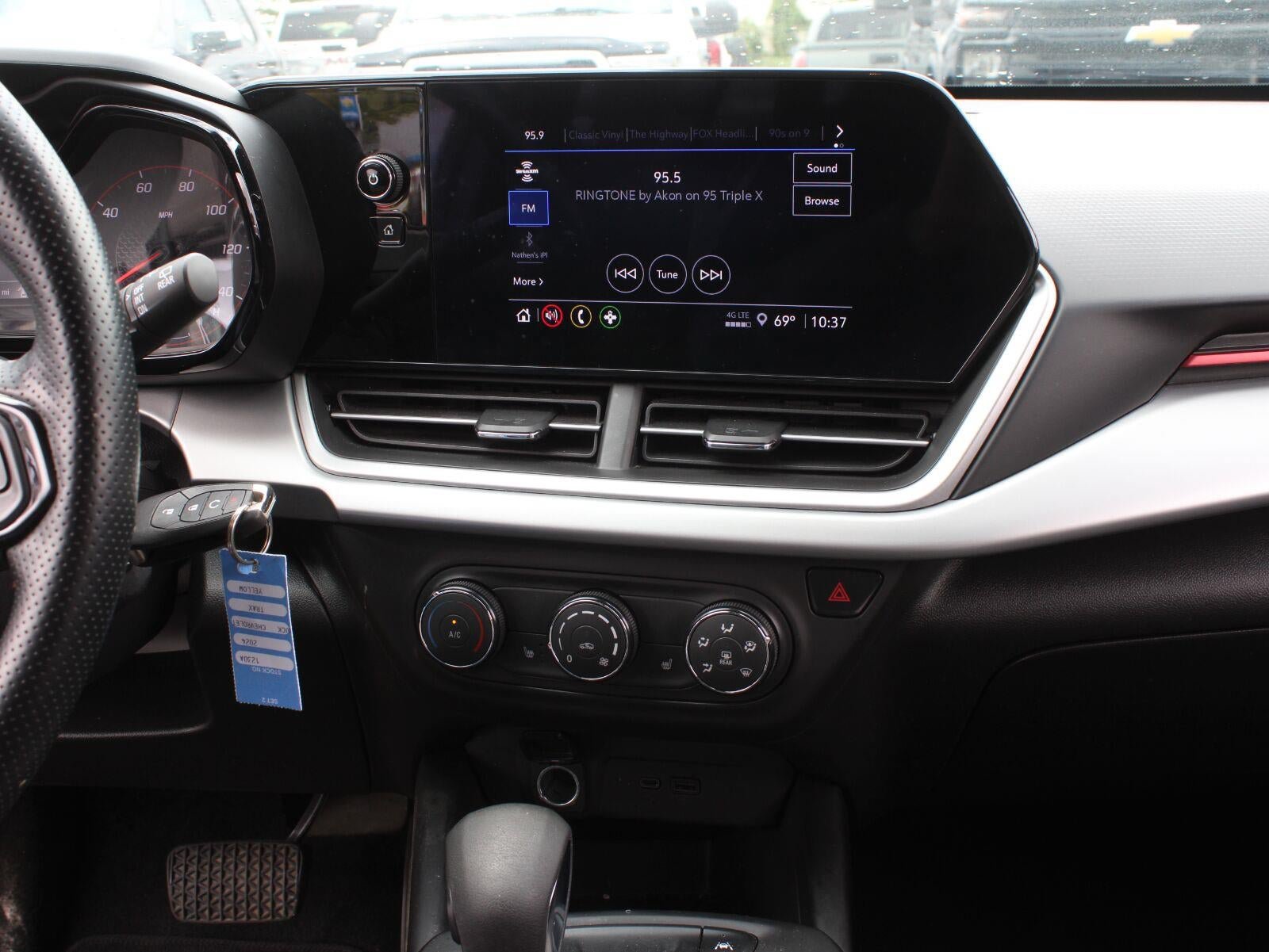 Used 2024 Chevrolet Trax RS w/ Sunroof Package FWD image 13