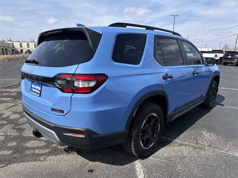 Used 2025 Honda Pilot TrailSport image 4