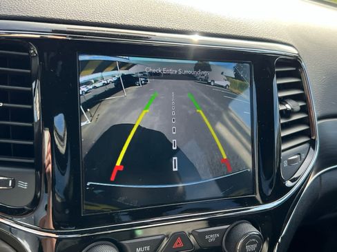 Used 2022 Jeep Grand Cherokee Limited image 20