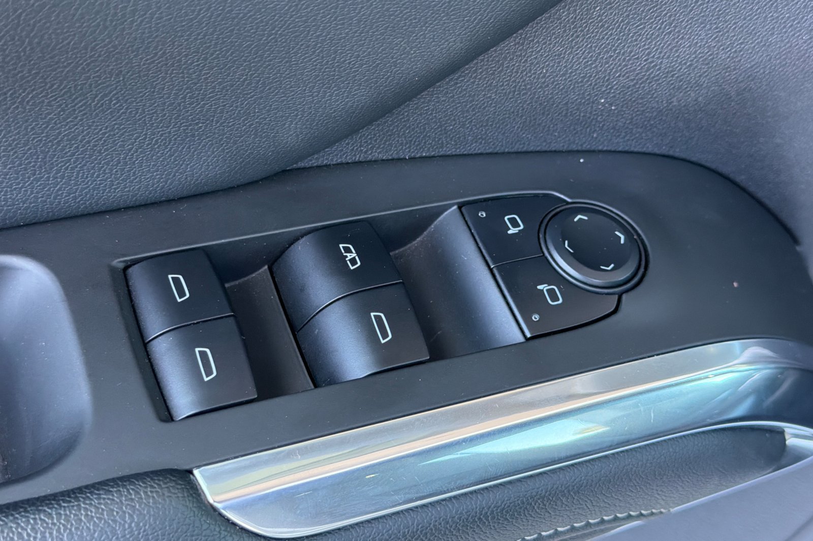 Used 2025 Chevrolet Traverse LT FWD image 14