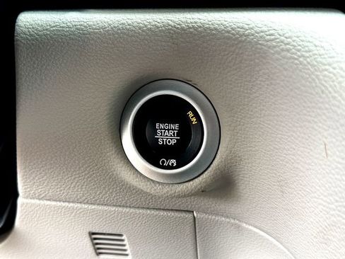 Used 2022 Chrysler Pacifica Touring-L w/ Uconnect Theater Family Group image 17