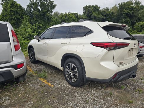 Used 2021 Toyota Highlander XLE AWD/4WD image 2