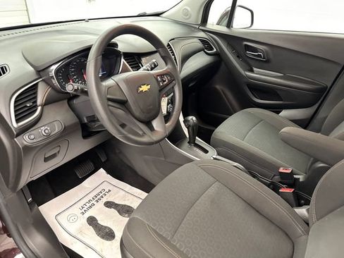 Used 2021 Chevrolet Trax LS FWD image 9