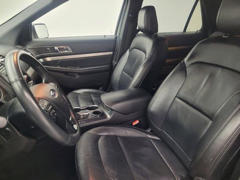 Used 2018 Ford Explorer XLT w/ Equipment Group 202A FWD image 17