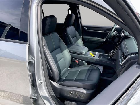 Used 2026 GMC Acadia Elevation w/ Elevation Premium Package FWD image 8
