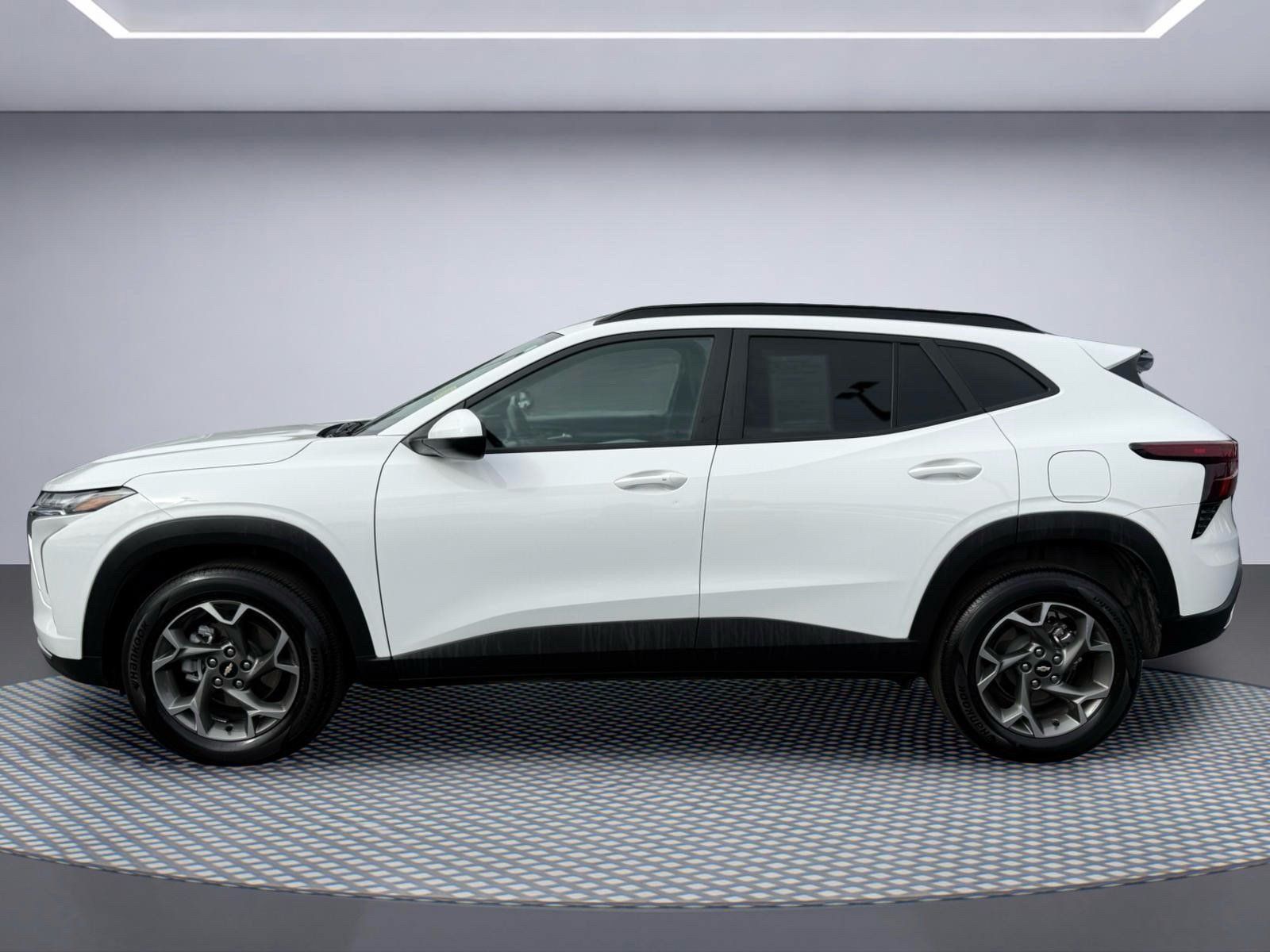 Used 2025 Chevrolet Trax LT w/ LT Convenience Package FWD image 3
