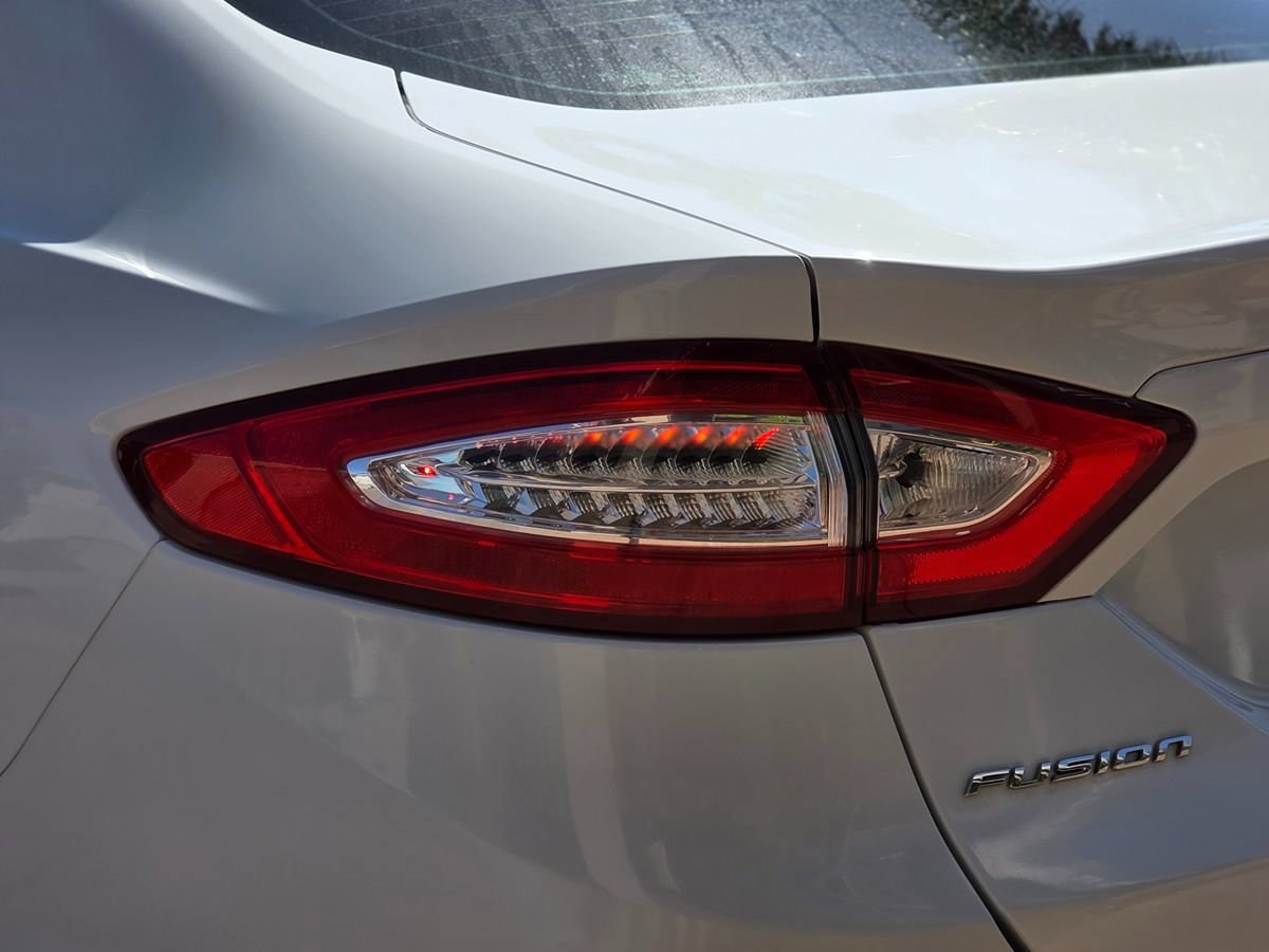 Used 2015 Ford Fusion SE FWD image 11