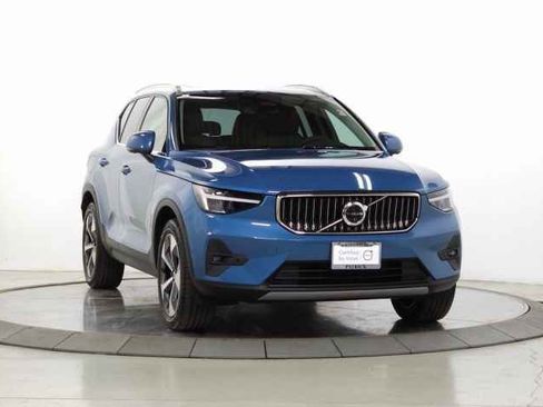 Certified 2025 Volvo XC40 B5 Plus image 1