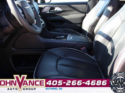 Used 2025 Chrysler Pacifica Limited image 30