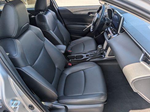 Used 2025 Toyota Corolla Cross XLE FWD image 8