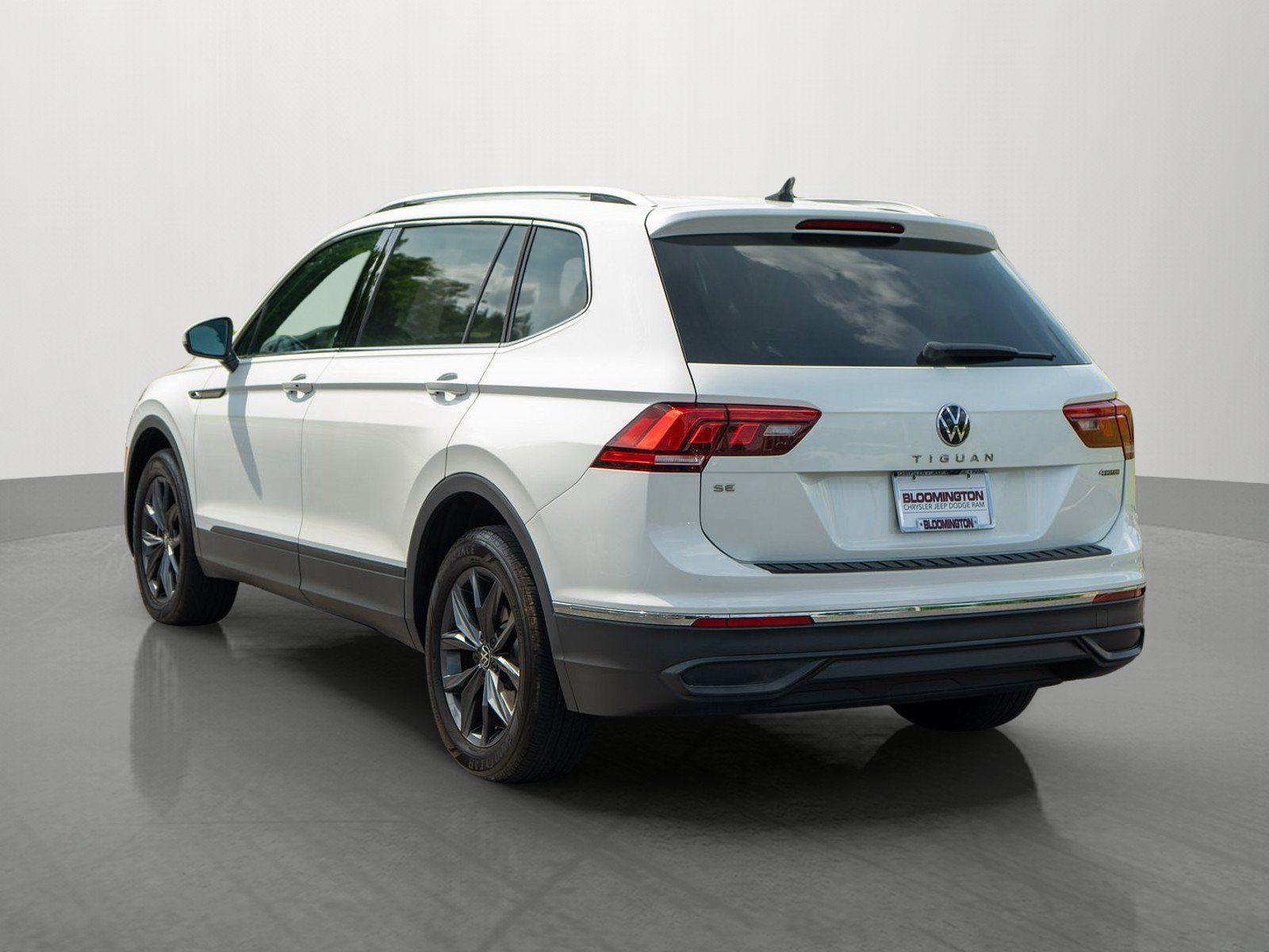 Used 2023 Volkswagen Tiguan SE w/ Panoramic Sunroof Package AWD/4WD image 5
