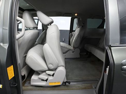 Used 2014 Toyota Sienna XLE image 35