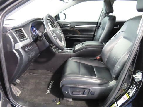 Used 2019 Toyota Highlander XLE image 18