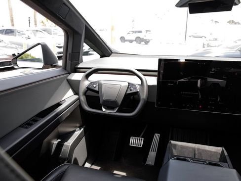 Used 2025 Tesla Cybertruck AWD Crew Cab image 9