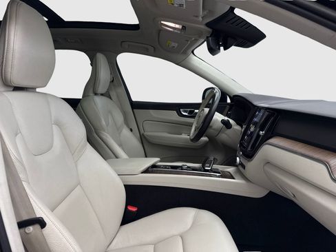 Used 2022 Volvo XC60 B5 Momentum w/ Protection Package Premier FWD image 42