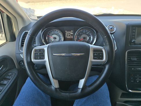 Used 2015 Chrysler Town & Country Touring w/ Driver Convenience Group image 16