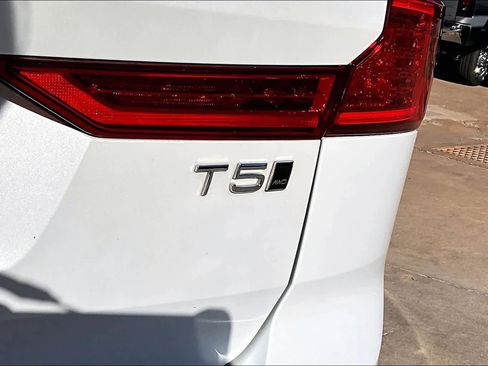 Used 2021 Volvo XC60 T5 Momentum image 28